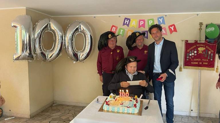 Rimini, il bersagliere cesenate Dino Gentili compie 100 anni