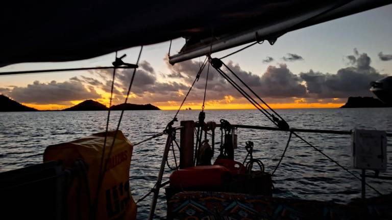 Rimini, vende l’hotel e parte in barca per il giro del mondo dopo una vita di lavoro GALLERY