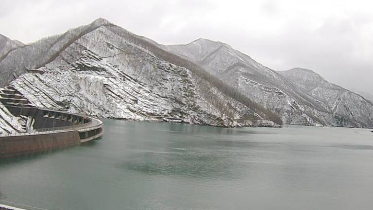 La diga di Ridracoli è piena dopo la neve di fine marzo