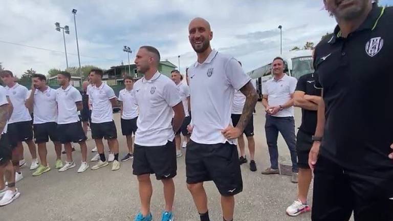 Calcio C, gli ultras del Cesena salutano la squadra in partenza per Lucca