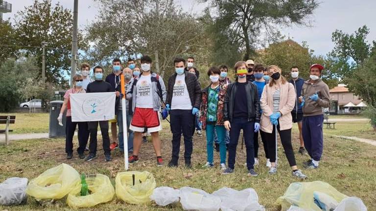 Ripulita l'ex colonia Murri di Rimini: raccolti 3500 mozziconi FOTO