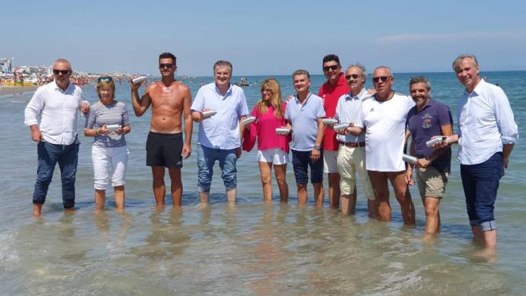 I presidenti in acqua per la foto verità: Il mare di Riccione è ok