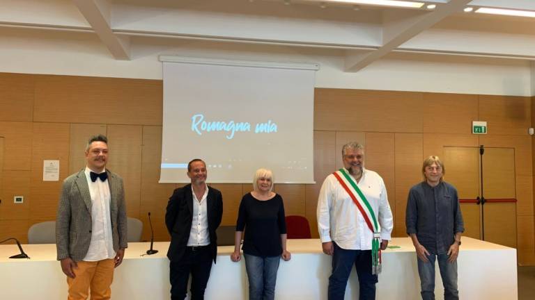 Scritte luminose sul lungomare di Gatteo con strofe di Romagna Mia