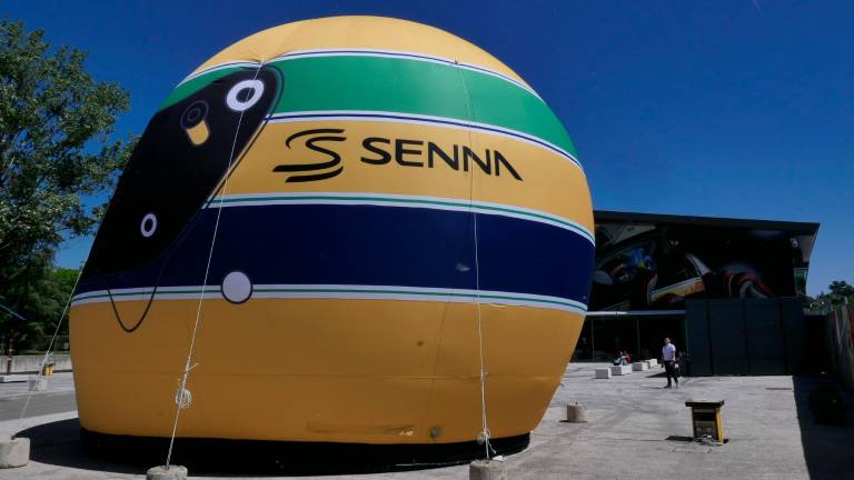 Imola, il ricordo di Ayrton Senna 32 anni dopo al “tempio” del Tamburello GALLERY FOTO MMPH