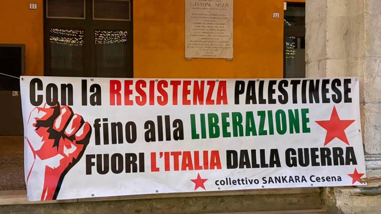 Cesena, cuore di luci in piazza per la Palestina, in cerca di pace sulle note di “Imagine”