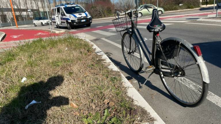 Incidente: 91enne investito e ferito in bicicletta a Cesena, nella rotatoria a ridosso del Montefiore