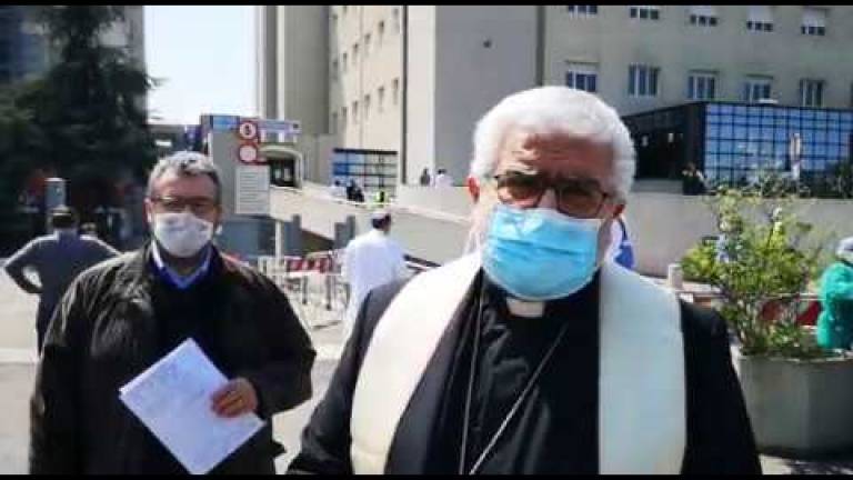 Il vescovo di Imola benedice l'ospedale e gli operatori sanitari