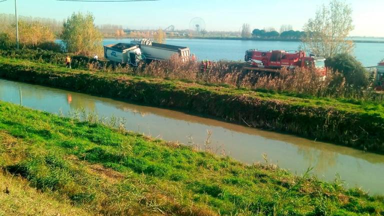 Ravenna, incidente: tragico frontale tra due camion, un morto e un ferito gravissimo