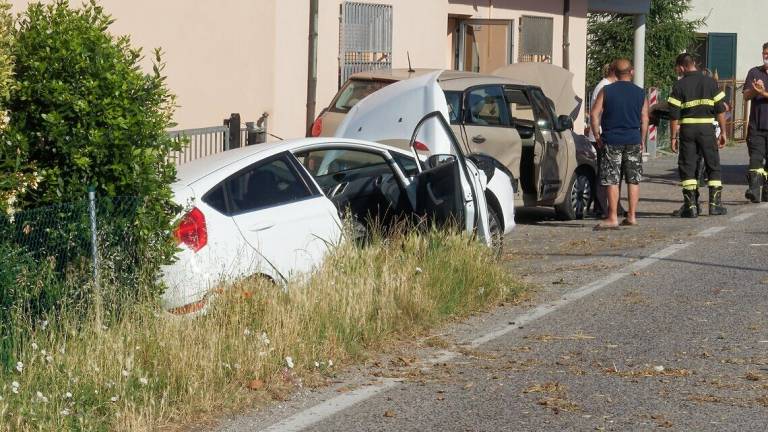Alfonsine, esce di strada e rimane incastrato nell'auto: traffico nel caos per ore
