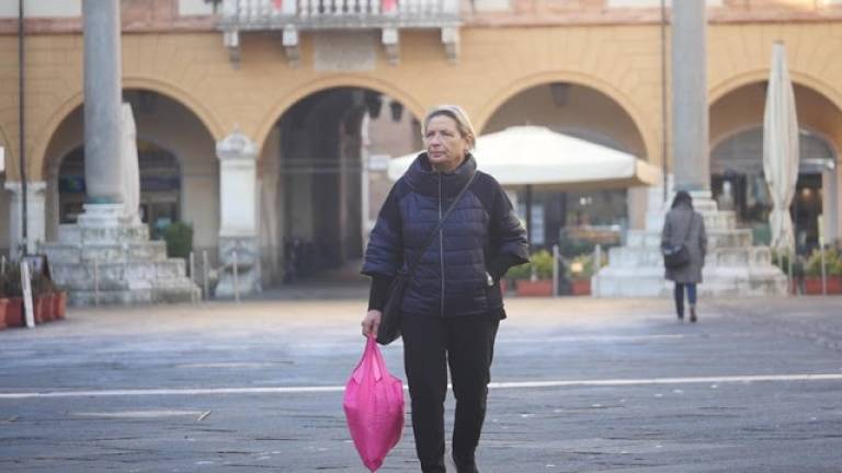 Ravenna, primo giorno senza obbligo di mascherine all'aperto: in molti ancora le indossano VIDEO