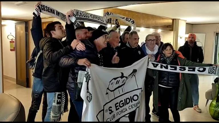 Calcio C, in trasferta, ma senza stadio: la strana domenica dei tifosi del Cesena a Sassari VIDEO