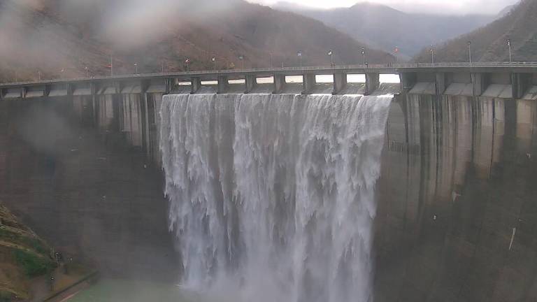 Continua la tracimazione alla diga di Ridracoli