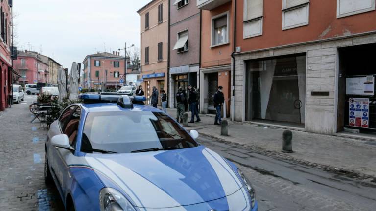 Imola, esplosione in via Emilia ferito un uomo e anche i suoi gatti