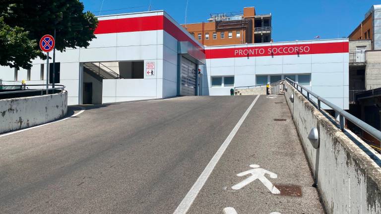 Morto dopo la caduta dalla barella in ospedale a Cesena: svolta nell’indagine, oggi le esequie