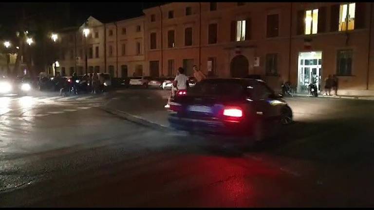 Italia campione d'Europa, quando la festa degenera: la folle corsa di due auto nel centro di Lugo VIDEO