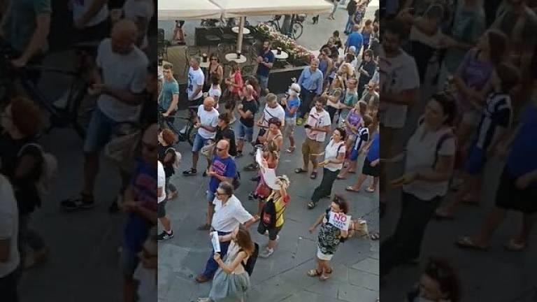 Nuovo corteo di protesta in centro a Rimini contro il green pass VIDEO