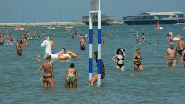 Ferragosto a Rimini, spiaggia presa d'assalto