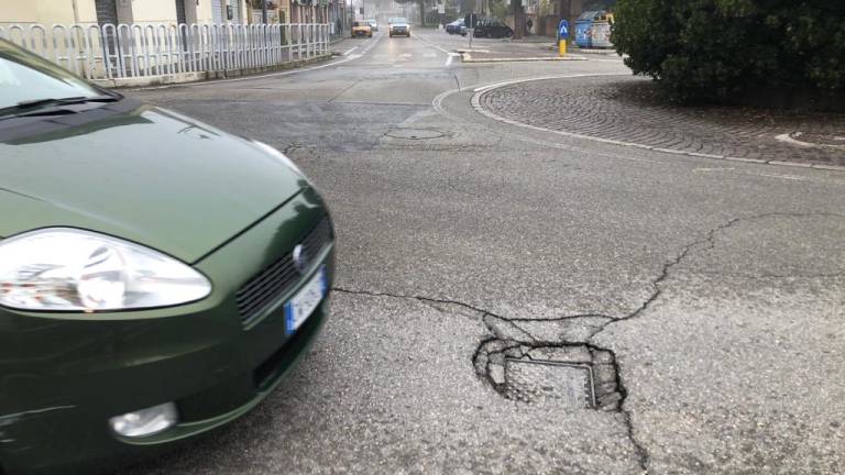 Trappola per pneumatici e sospensioni nell'asfalto della rotatoria di corso Cavour a Cesena - FOTOGALLERY