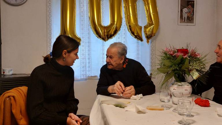 Rimini, a 100 anni gioca ancora a carte con i nipoti: auguri nonna Liduina
