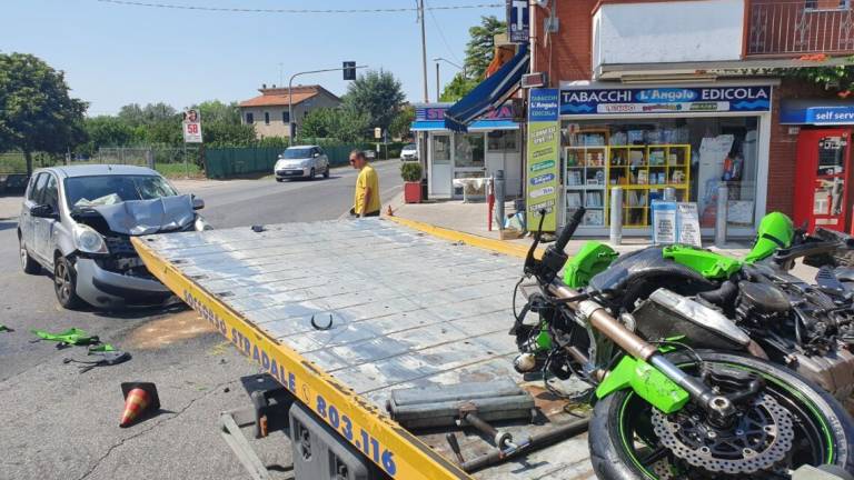 Scontro auto-moto a Riccione: grave un uomo, strada chiusa