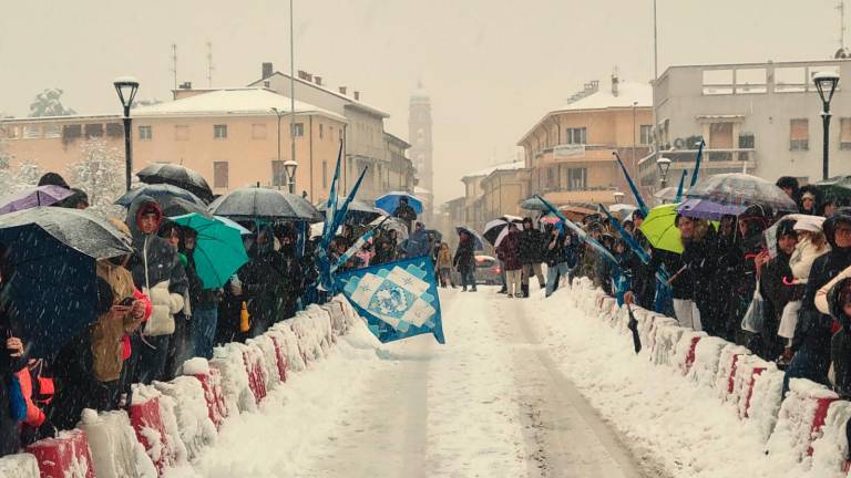 Faenza, la Torcia Olimpica sfida la neve: folla in festa per la staffetta