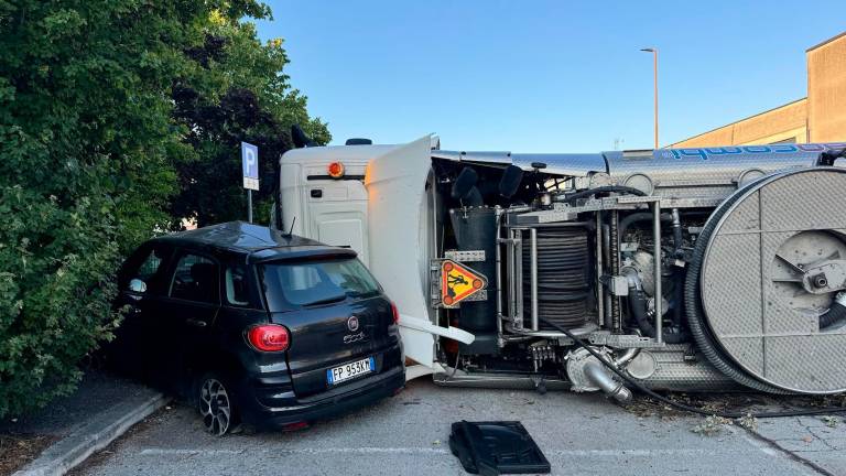 Cesena, camion degli spurghi si ribalta dopo un impatto a Torre del Moro con la motrice di un mezzo pesante, chiusa via Pastore