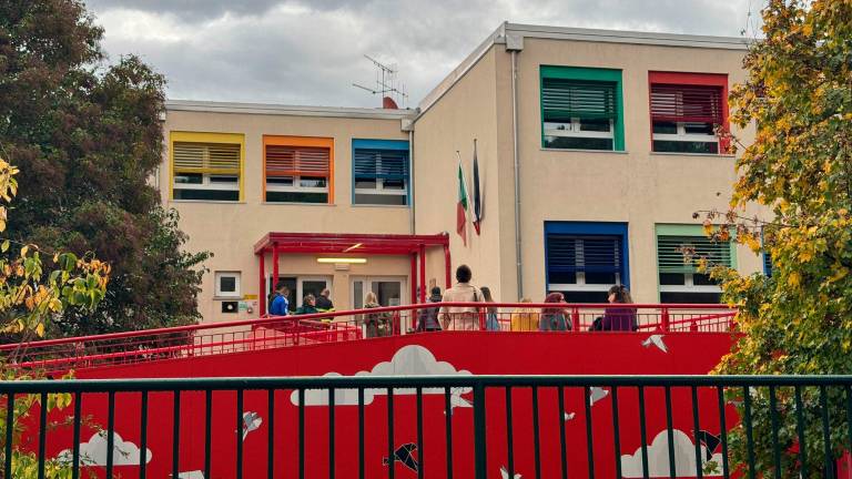 Cesena, strano odore e gole irritate: evacuata scuola e alunno in Pronto soccorso, caccia a sostanza misteriosa