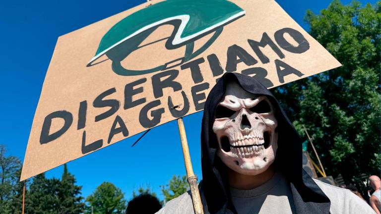Un partecipante all’Assalto sonoro nel piazzale dell’ippodromo