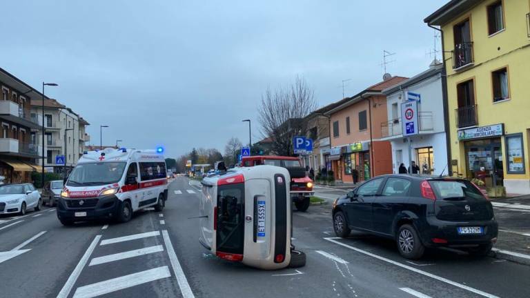 Auto rovesciata e traffico ko sulla via Emilia a Cesena - VIDEO