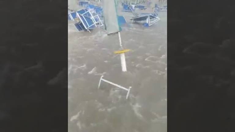 Cattolica, la spiaggia devastata dal maltempo VIDEO