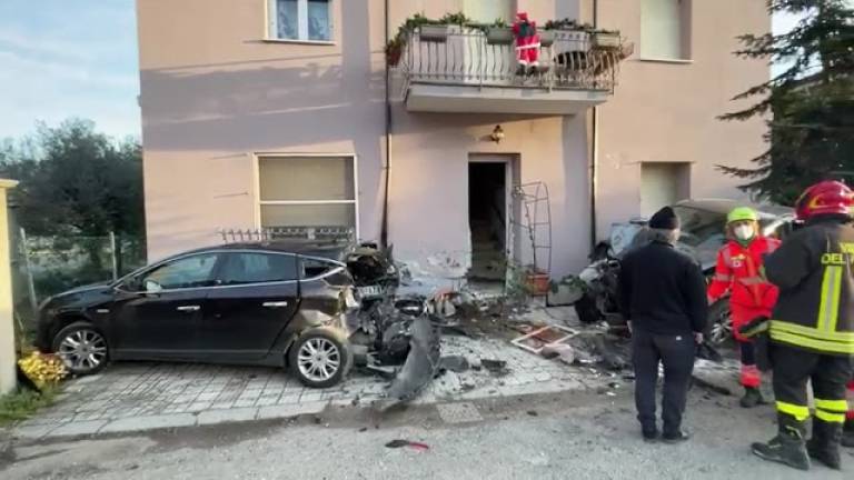 Incidente con l'auto contro una casa a Borello: 57enne miracolata nell'impatto - VIDEO