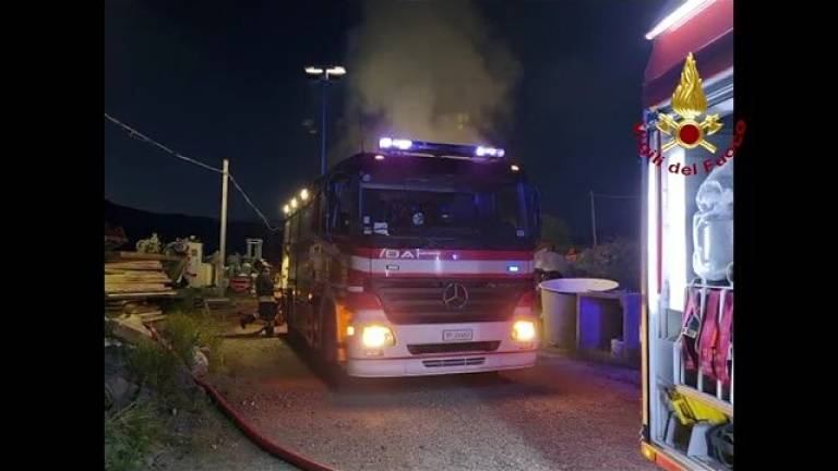 Incendio in un capannone a Civitella: decine di animali senza scampo tra le fiamme VIDEO