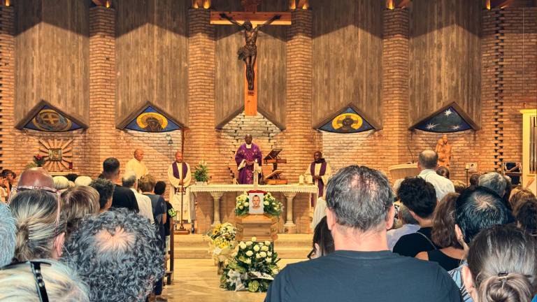 Cesena, l’ultimo straziante saluto a Lorenzo Montalti: folla ai funerali dell’operaio FOTOGALLERY