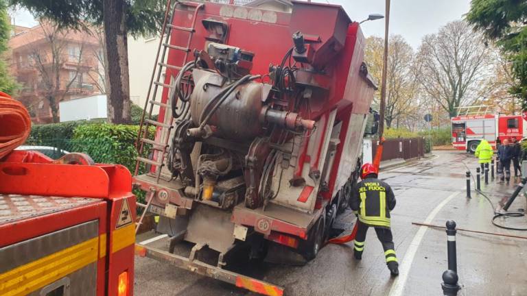 Rimini, camion in una voragine e fuga di gas, intervengono i vigili del fuoco - Gallery
