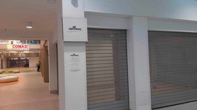 Le serrande abbassate nel punto vendita di Agrintesa