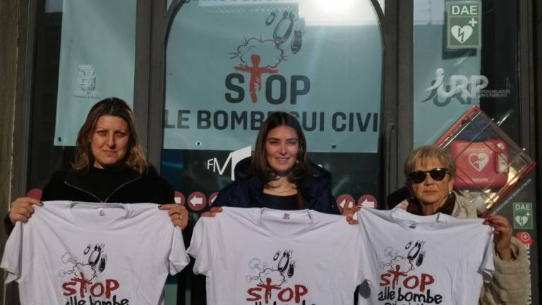 Rimini, Stop alle bombe sui civili: striscione all'Urp in Piazza Cavour