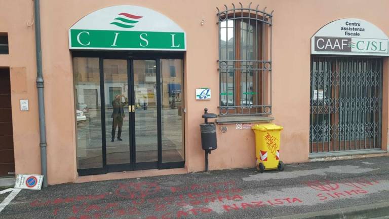Forlì, scritte no vax davanti alle sedi sindacali: Chi ci paragona al nazismo non conosce la storia
