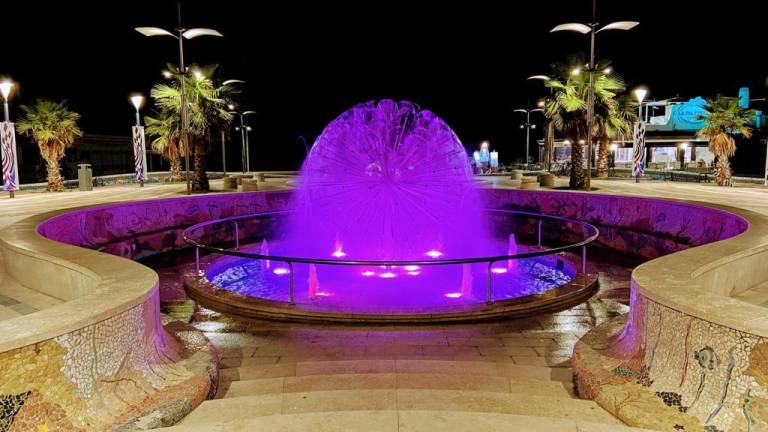 Misano, la fontana di piazzale Roma diventa viola contro il tumore al seno