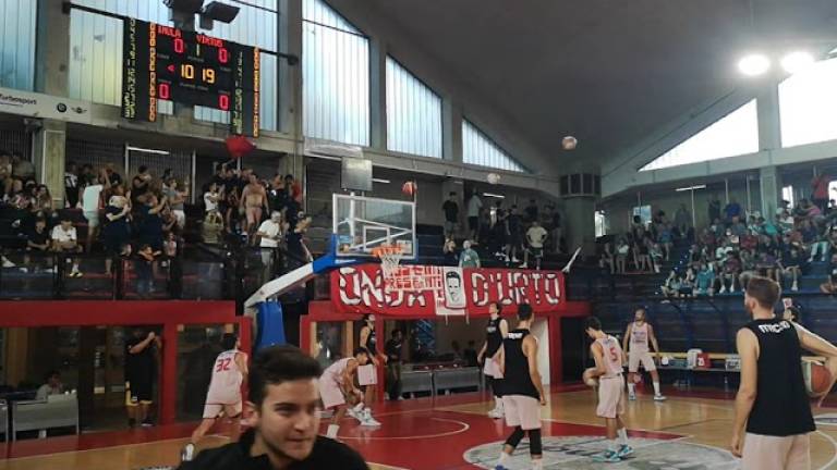 Basket B Supercoppa, che spettacolo del tifo nel derby Andrea Costa-Virtus Spes Vis / VIDEO