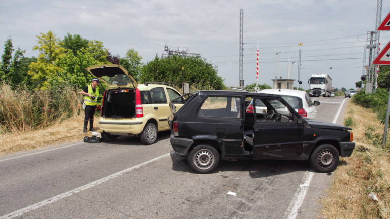 Ravenna, incidente: violento tamponamento coinvolge tre auto a Mezzano