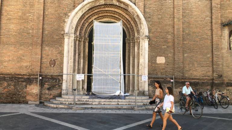 Portale in bronzo del Duomo di Cesena rovinato dall'urina dei cani: l'opera di Fioravanti al restauro