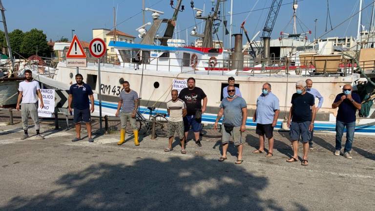 Sirene e cartelli: i pescatori di Rimini protestano contro l'eolico