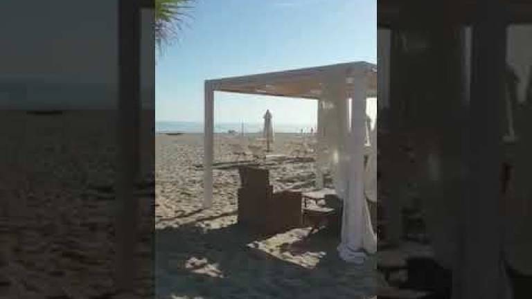 Il regista Vanzina filma la spiaggia di Riccione: Una cosa pazzesca