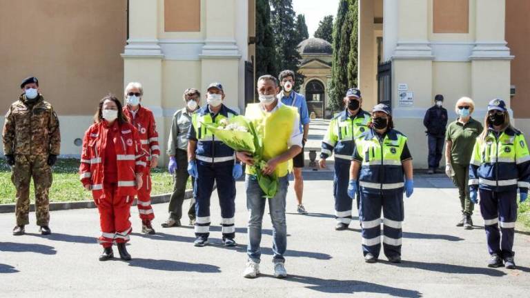 Fiori del Comune al cimitero di Imola ancora chiuso per il Covid