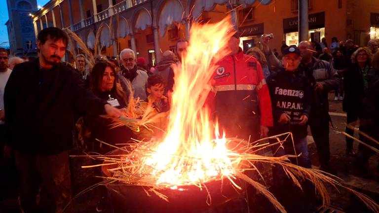 Faenza ricorda l’alluvione con la “Cerimonia del Fango”. Cortei in centro sotto la pioggia e l’antico cerimoniale del Drago