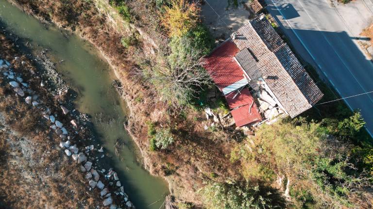 Lavori da una parte sola dell’argine nei pressi di una casa crollata (foto Blaco)