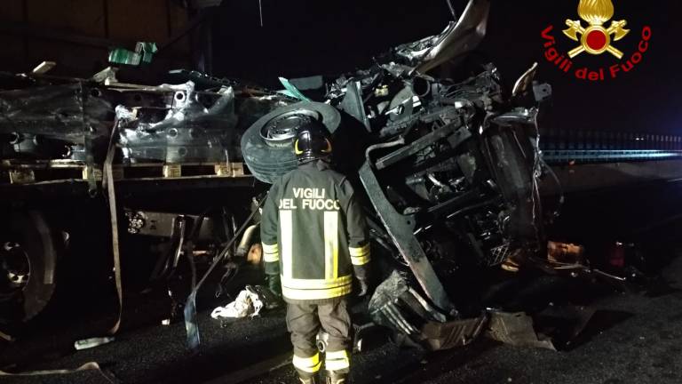 Rimini. Scontro tra camion in A14, diverse auto distrutte