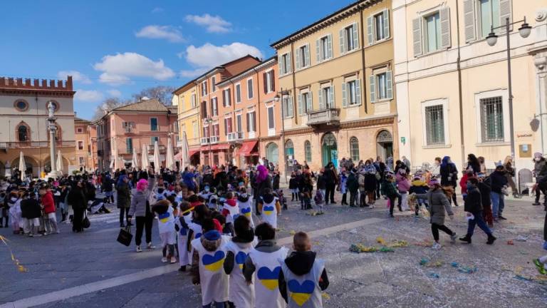 Sfilata di Carnevale per la pace in Ucraina degli alunni del Mordani a Ravenna