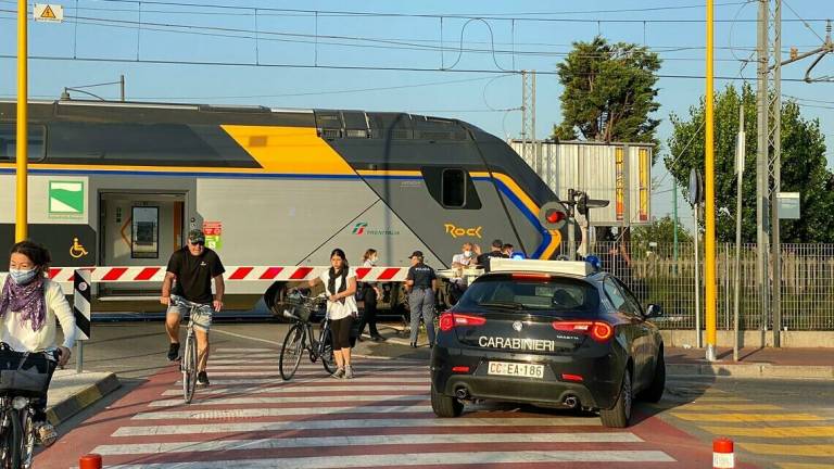 Cesenatico, si butta sotto un treno in corsa