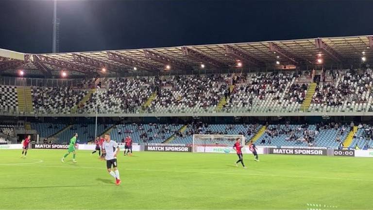 Calcio C, l'ingresso in campo di Cesena e Gubbio in un Manuzzi semivuoto VIDEO